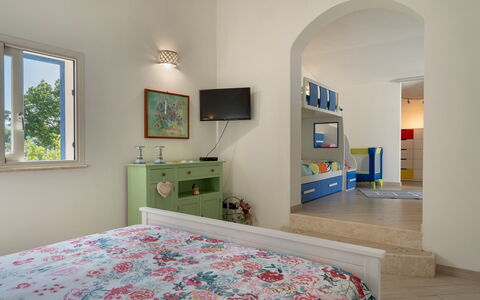 Villa Olimpia 6+2: Möbel, Interior Design, Wand, Schlafzimmer, Flooring, Fussboden, Decke, Bett, Holz, Zimmer