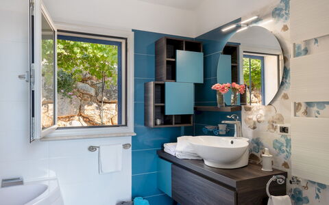 Villa Olimpia 6+2: Blau, Armatur, Sinken, Interior Design, Bad Sink, Badezimmer, Zapfhahn, Flooring, Installation, Fussboden