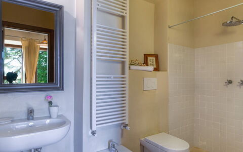 Casale dei Tigli 8: Wand, Flooring, Interior Design, Fussboden, Armatur, Badezimmer, Beleuchtung, Zuhause, Zimmer, Installation