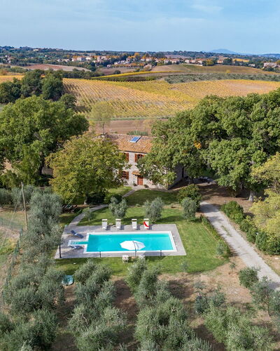 Casale le Tre Querce 8+1: Wohngebiet, Haus, Estate, Zuhause, Grundstueck, Schwimmbad, Garten, Plantage, Rasen, Hazienda