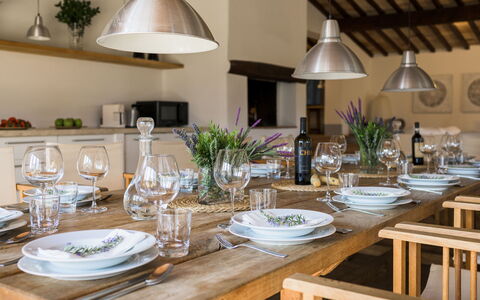 Villa Carmeli 12+2: Möbel, Interior Design, Tabelle, Geschirr, Esszimmer, Küche & Esszimmer Tisch, Stuhl, Zimmer, Beleuchtung, Servierware