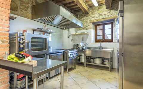 Podere le Corone 14: Küche, Küchengerät, Countertop, Major Appliance, Herd, Haushaltsgerät, Herd, Cabinetry, Möbel, Flooring