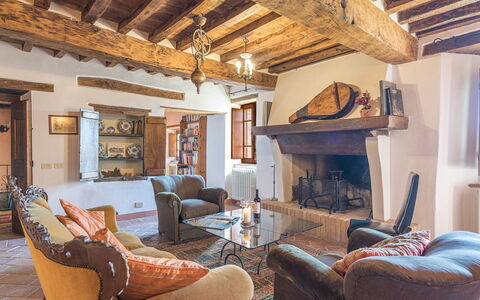 Podere le Corone 14: Möbel, Wand, Holz, Interior Design, Zuhause, Flooring, Decke, Haus, Wohnzimmer, Zimmer