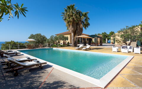 Villa le Sorbe 12: Blau, Schwimmbad, Resort, Gartenmöbel, Regenschirm, Sonnenliege, Eco Hotel, Freizeit, Urlaub, Schatten