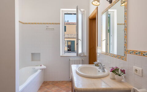 Villa le Sorbe 12: Wand, Flooring, Armatur, Fussboden, Interior Design, Badezimmer, Installation, Zapfhahn, Beleuchtung, Zuhause