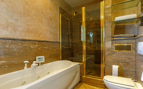 Villa California 6: Badezimmer, Armatur, Flooring, Interior Design, Fussboden, Zapfhahn, Badewanne, Installation, Fliese, Sinken