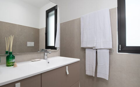 Villa Sabbie Rosse 6: Wand, Interior Design, Flooring, Armatur, Bad Sink, Badezimmerschrank, Fussboden, Sinken, Badezimmer, Spiegel