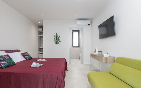 Villa Sabbie Rosse 6: Möbel, Interior Design, Flooring, Fussboden, Bett, Wand, Schlafzimmer, Holz, Zimmer, Decke