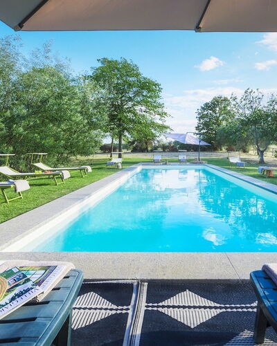 Casale Dell Oasi 12: Blau, Schwimmbad, Garten, Landscaping, Estate, Rasen, Resort, Schatten, Eco Hotel, Gartenmöbel