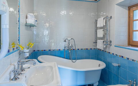 Casal Parro 6: Blau, Badezimmer, Armatur, Interior Design, Badewanne, Bad Sink, Sinken, Zapfhahn, Flooring, Installation