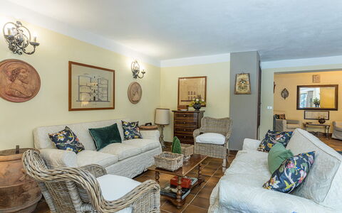 Villa Rinaldi 6: Möbel, Interior Design, Couch, Wand, Flooring, Wohnzimmer, Holz, Fussboden, Zimmer, Tabelle