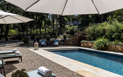 Villa Rinaldi 6: Regenschirm, Gartenmöbel, Schwimmbad, Möbel, Sonnenliege, Blumentopf, Stuhl, Flagstone, Schatten, Resort