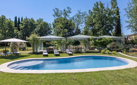 Villa Mimmina 8: Schwimmbad, Gartenmöbel, Resort, Garten, Schatten, Landscaping, Eco Hotel, Hinterhof, Regenschirm, Freizeit