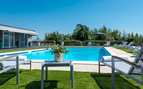 Villa Atmosfere 8: Schwimmbad, Resort, Gartenmöbel, Schatten, Garten, Landscaping, Rasen, Stuhl, Eco Hotel, Garten