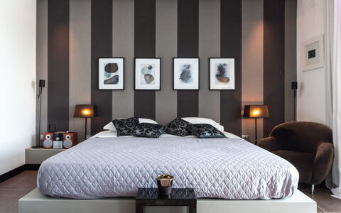 Villa Atmosfere 8: Möbel, Bett, Interior Design, Schlafzimmer, Bedding, Wand, Bettdecke, Flooring, Fussboden, Decke