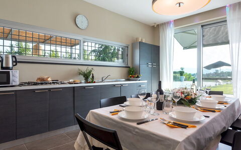 Villa Atmosfere 8: Interior Design, Küche, Möbel, Beleuchtung, Zuhause, Flooring, Countertop, Decke, Stuhl, Küchengerät