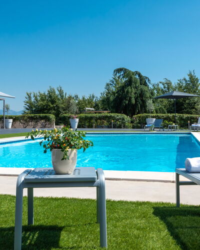 Villa Atmosfere 8: Schwimmbad, Resort, Gartenmöbel, Schatten, Garten, Landscaping, Rasen, Stuhl, Eco Hotel, Garten