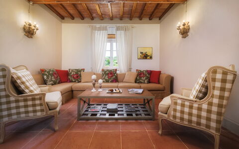 Villa Il Magnifico 10: Möbel, Interior Design, Flooring, Couch, Fussboden, Holz, Tabelle, Wohnzimmer, Zimmer, Stuhl