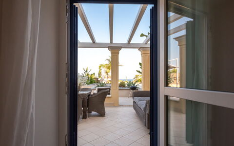 Villa Callari 6+2: Glas, Schatten, Eco Hotel, Stuhl, Balkon, Resort, Holzbeize, Zimmerpflanze, Gartenmöbel, Home Door