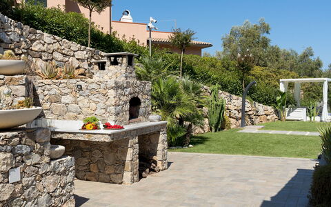 Villa Pietro 10: Garten, Strauch, Blumentopf, Landscaping, Flagstone, Schatten, Resort, Hinterhof, Garten