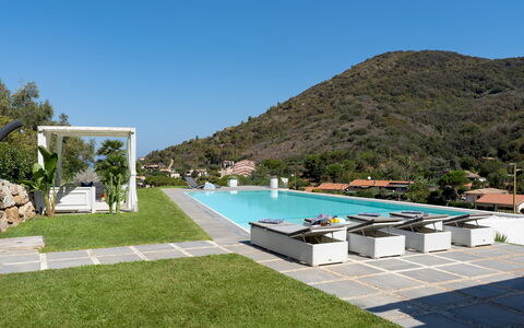 Villa Pietro 10: Schwimmbad, Berg, Resort, Freizeit, Eco Hotel, Gebirge, Gartenmöbel, Hotel, Schatten, Ferienort