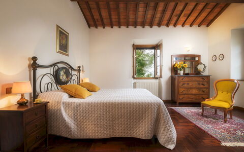 Fonte Pinella 8: Möbel, Bett, Interior Design, Schlafzimmer, Wand, Bedding, Bettdecke, Flooring, Holz, Fussboden