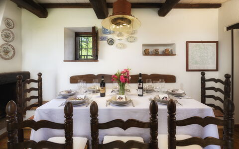 Podere Caprarecce 8: Möbel, Interior Design, Tabelle, Holz, Küche & Esszimmer Tisch, Esszimmer, Stuhl, Flooring, Geschirr, Zimmer