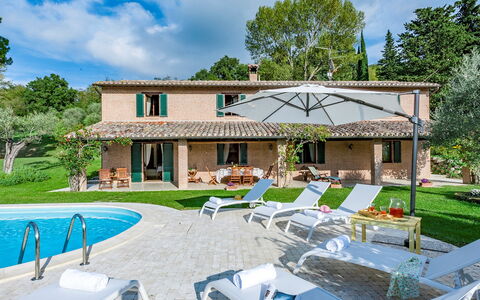 Villa Il Baiocco 8: Schwimmbad, Rasen, Estate, Bauernhaus, Villa, Garten, Landscaping, Hinterhof, Hazienda, Resort