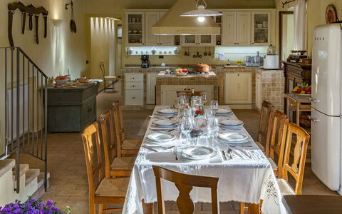 Villa Il Baiocco 8: Möbel, Interior Design, Stuhl, Tabelle, Flooring, Holz, Küche & Esszimmer Tisch, Decke, Esszimmer, Zimmer