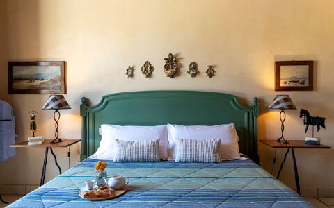 Villa Terra del Sole 8: Möbel, Interior Design, Schlafzimmer, Bett, Holz, Bedding, Textil, Linens, Bettdecke, Zimmer