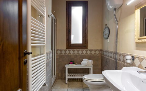 Villa Terra del Sole 8: Flooring, Interior Design, Fussboden, Holz, Armatur, Badezimmer, Bad Sink, Möbel, Sinken, Beleuchtung