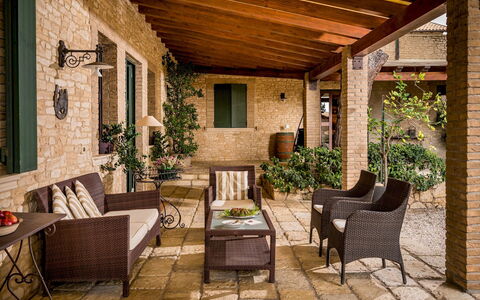 Villa Terra del Sole 8: Möbel, Stuhl, Gartenmöbel, Holz, Tabelle, Interior Design, Flooring, Veranda, Fussboden, Blumentopf