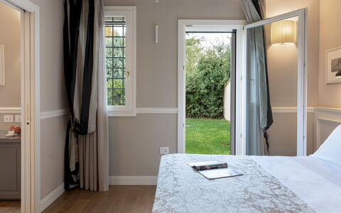 Villa Pergola 8: Interior Design, Möbel, Schlafzimmer, Wand, Bett, Holz, Zuhause, Decke, Textil, Beleuchtung