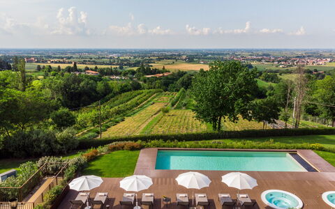 Villa Pergola 8: Schwimmbad, Grundstueck, Resort, Garten, Gartenmöbel, Estate, Eco Hotel, Plantage, Landscaping, Rasen