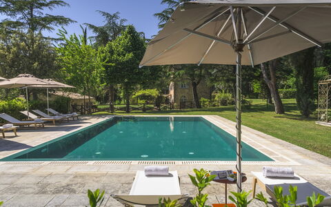 Villa Metelliano 10: Schwimmbad, Baum, Gartenmöbel, Resort, Regenschirm, Möbel, Schatten, Garten, Estate, Landscaping
