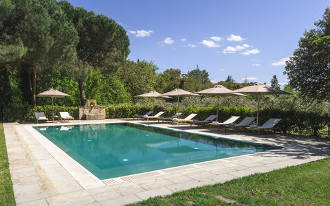 Villa Metelliano 10: Schwimmbad, Gartenmöbel, Sonnenliege, Resort, Schatten, Garten, Reflexion, Landscaping, Reflecting Pool, Eco Hotel