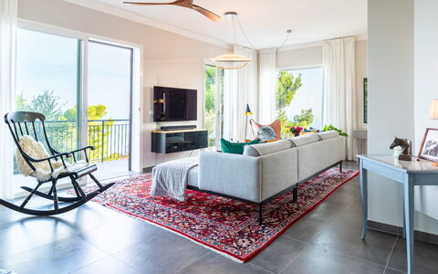 Villa nel Blu 8: Möbel, Interior Design, Flooring, Stuhl, Tabelle, Holz, Fussboden, Wohnzimmer, Couch, Beleuchtung