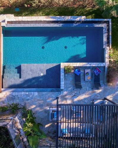 Villa nel Blu 8: Blau, Schwimmbad, Gartenmöbel, Resort, Möbel, Sonnenliege, Stuhl, Verbundwerkstoff, Freizeit, Eco Hotel