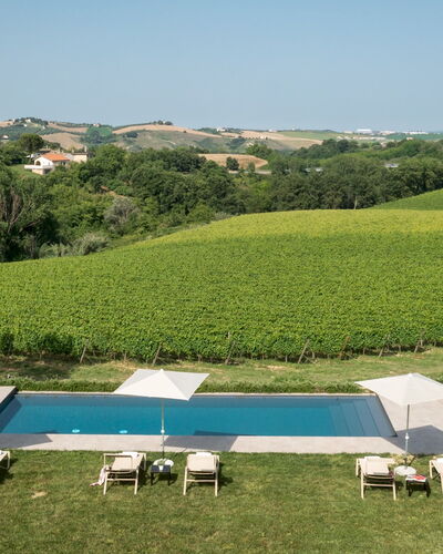 La Casa nei Vigneti 10: Schwimmbad, Sonnenliege, Resort, Gartenmöbel, Regenschirm, Estate, Freizeit, Eco Hotel, Villa, Landscaping