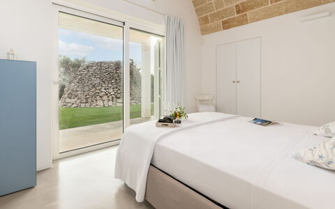 Villa la Pupazza 8: Schlafzimmer, Interior Design, Flooring, Bett, Fussboden, Zuhause, Decke, Möbel, Linens, Bedding