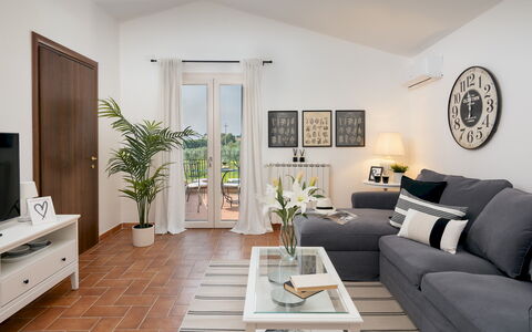 Casa la Fenice 8+2: Möbel, Interior Design, Flooring, Couch, Fussboden, Holz, Wohnzimmer, Tabelle, Zimmer, Stuhl