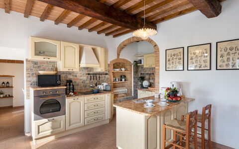 Casa la Fenice 8+2: Möbel, Küche, Interior Design, Wand, Flooring, Countertop, Küchengerät, Cabinetry, Holz, Decke