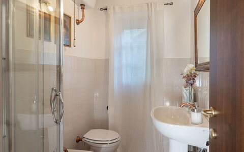 Casa la Fenice 8+2: Flooring, Fussboden, Interior Design, Armatur, Toilette, Beleuchtung, Badezimmer, Zimmer, Tür, Toilleten Sitz