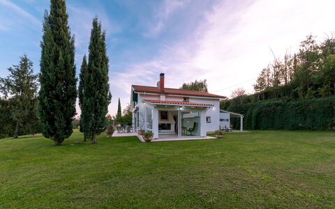 Villa Bubi 8+1: Haus, Zuhause, Strauch, Hütte, Estate, Rasen, Garten, Bauernhaus, Landscaping, Garten