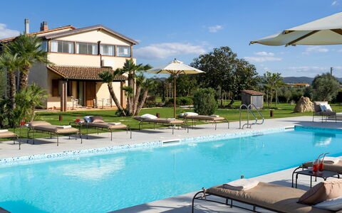 La Buganvilla 14: Schwimmbad, Resort, Gartenmöbel, Sonnenliege, Regenschirm, Eco Hotel, Freizeit, Schatten, Hotel, Estate