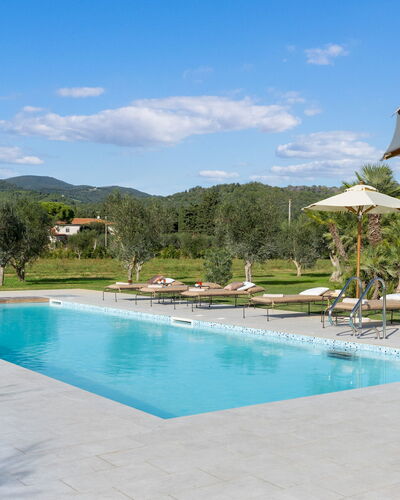 La Buganvilla 14: Schwimmbad, Wasser, Gartenmöbel, Resort, Sonnenliege, Möbel, Eco Hotel, Thermae, Stuhl, Regenschirm