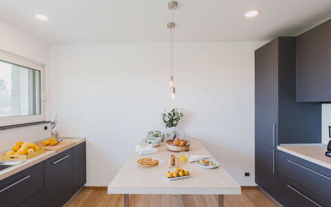 Villa Kimia 8: Küche, Countertop, Interior Design, Möbel, Küchengerät, Holz, Cabinetry, Flooring, Light Fixture, Decke