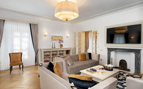 Villa Irma 10: Möbel, Interior Design, Flooring, Fussboden, Couch, Wand, Wohnzimmer, Holz, Decke, Zimmer
