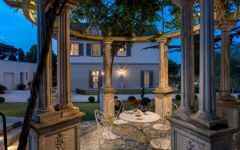 Villa Irma 10: Beleuchtung, Säule, Formen, Estate, Villa, Garten, Light Fixture, Blumentopf, Landscaping, Zimmerpflanze