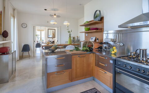 Villa Lucente 6+2: Küche, Küchengerät, Countertop, Möbel, Cabinetry, Interior Design, Major Appliance, Flooring, Holz, Haushaltsgerät